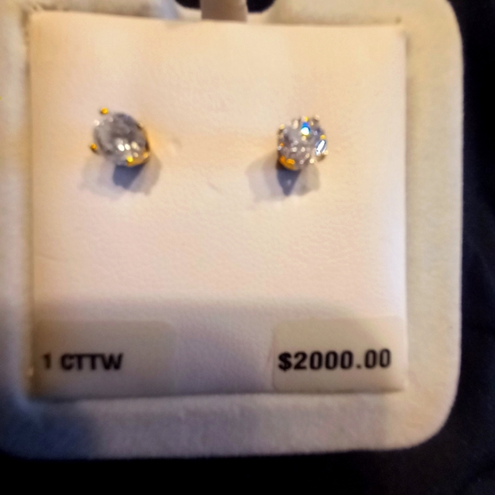Pair. 1 Carat DIAMOND EARRINGS
